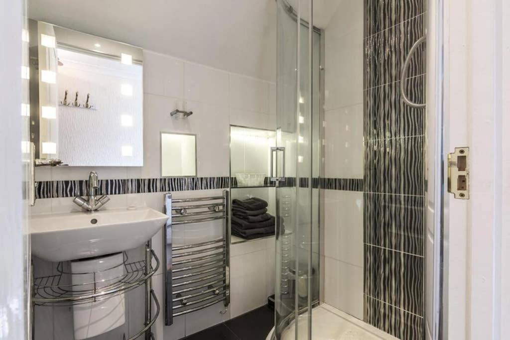Beautiful Apartment With Private Pool Near Tenby Kilgetty ภายนอก รูปภาพ